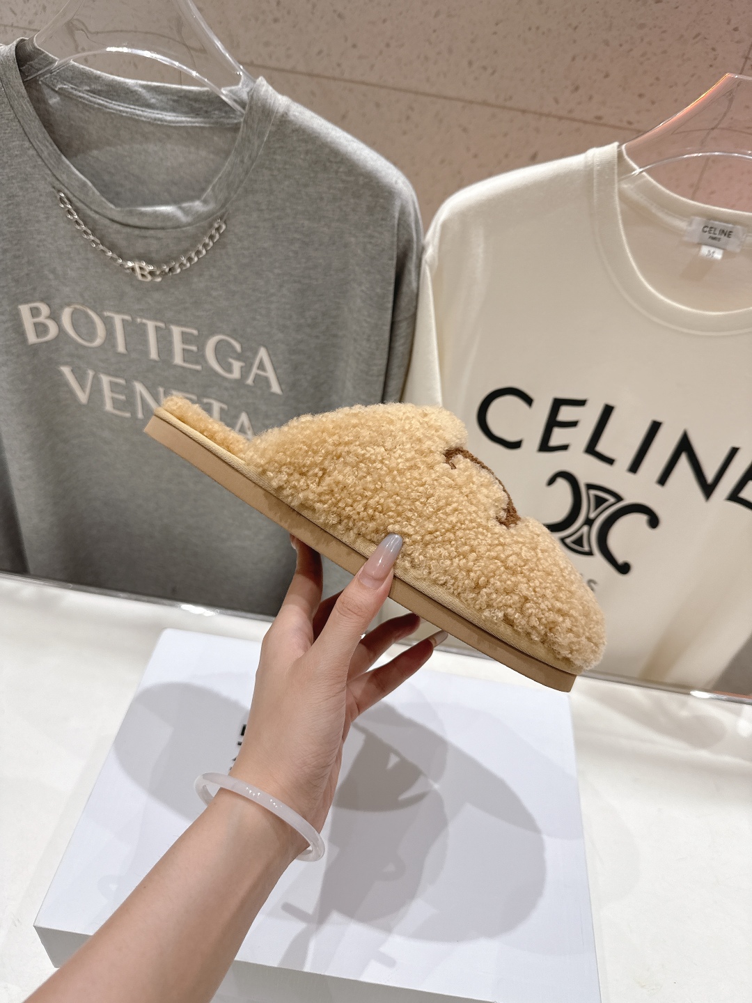 高版本出厂
  Celine/塞琳 2025ss新款平底勃肯半包羊毛拖鞋🐏，上脚非常舒适保暖
这一季的赛