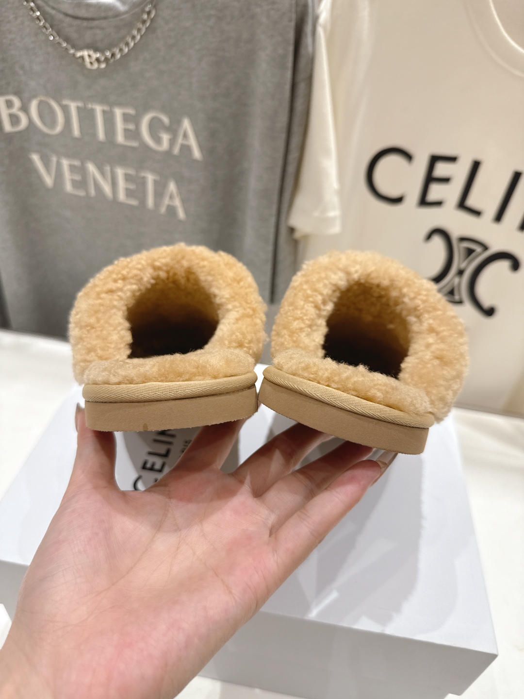高版本出厂
  Celine/塞琳 2025ss新款平底勃肯半包羊毛拖鞋🐏，上脚非常舒适保暖
这一季的赛