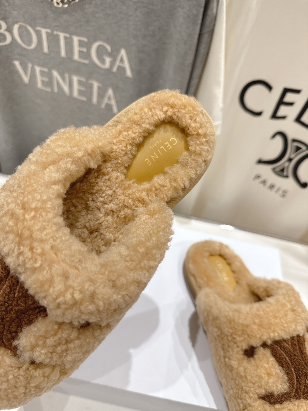 高版本出厂
  Celine/塞琳 2025ss新款平底勃肯半包羊毛拖鞋🐏，上脚非常舒适保暖
这一季的赛