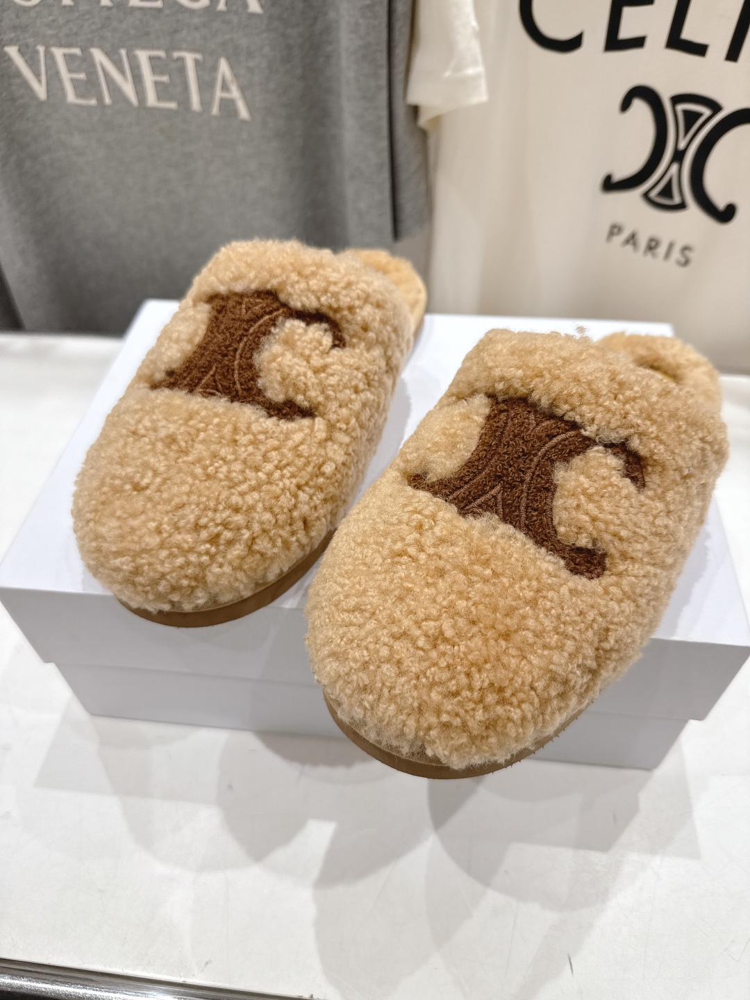 高版本出厂
  Celine/塞琳 2025ss新款平底勃肯半包羊毛拖鞋🐏，上脚非常舒适保暖
这一季的赛