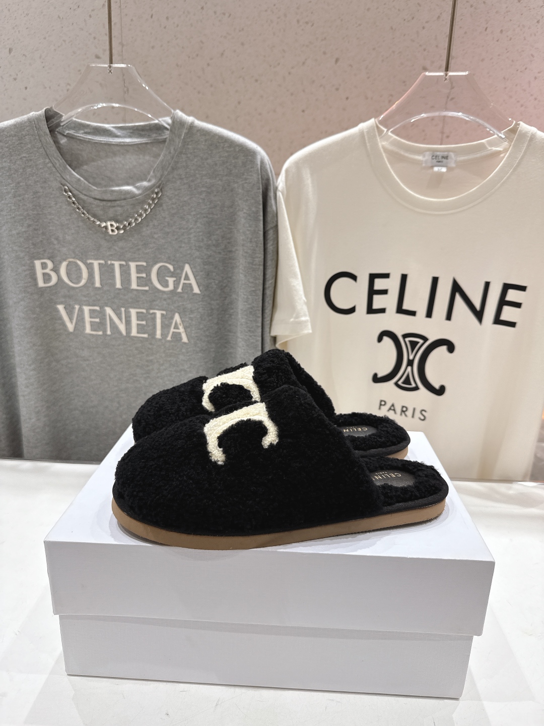 高版本出厂
  Celine/塞琳 2025ss新款平底勃肯半包羊毛拖鞋🐏，上脚非常舒适保暖
这一季的赛