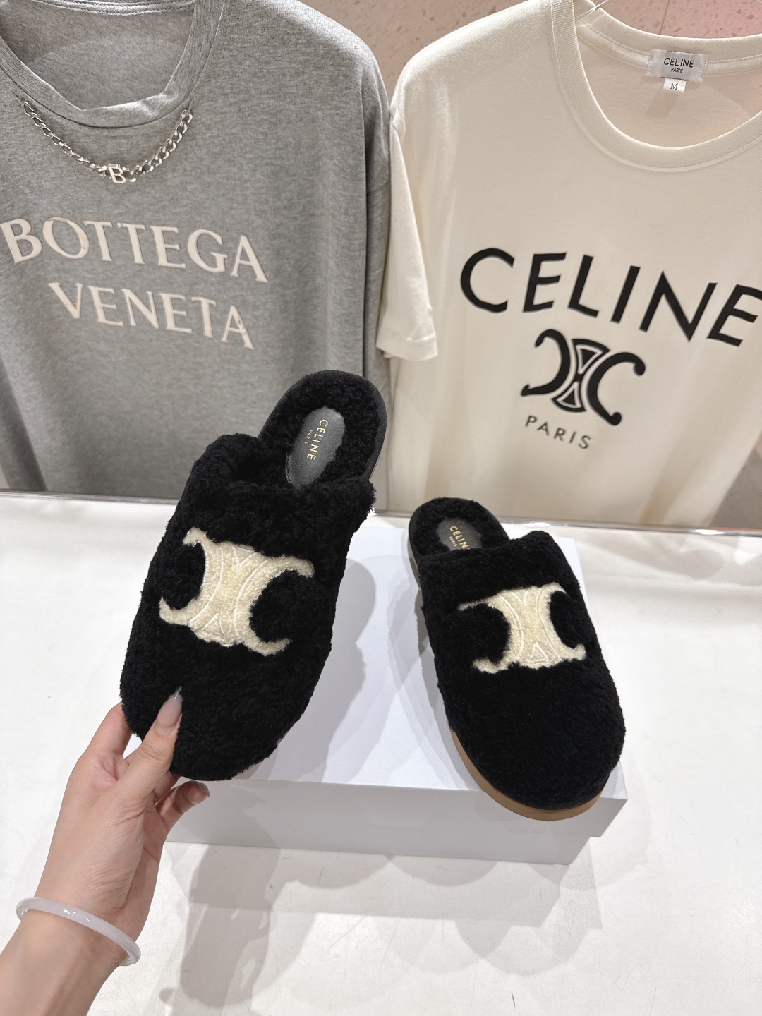 高版本出厂
  Celine/塞琳 2025ss新款平底勃肯半包羊毛拖鞋🐏，上脚非常舒适保暖
这一季的赛