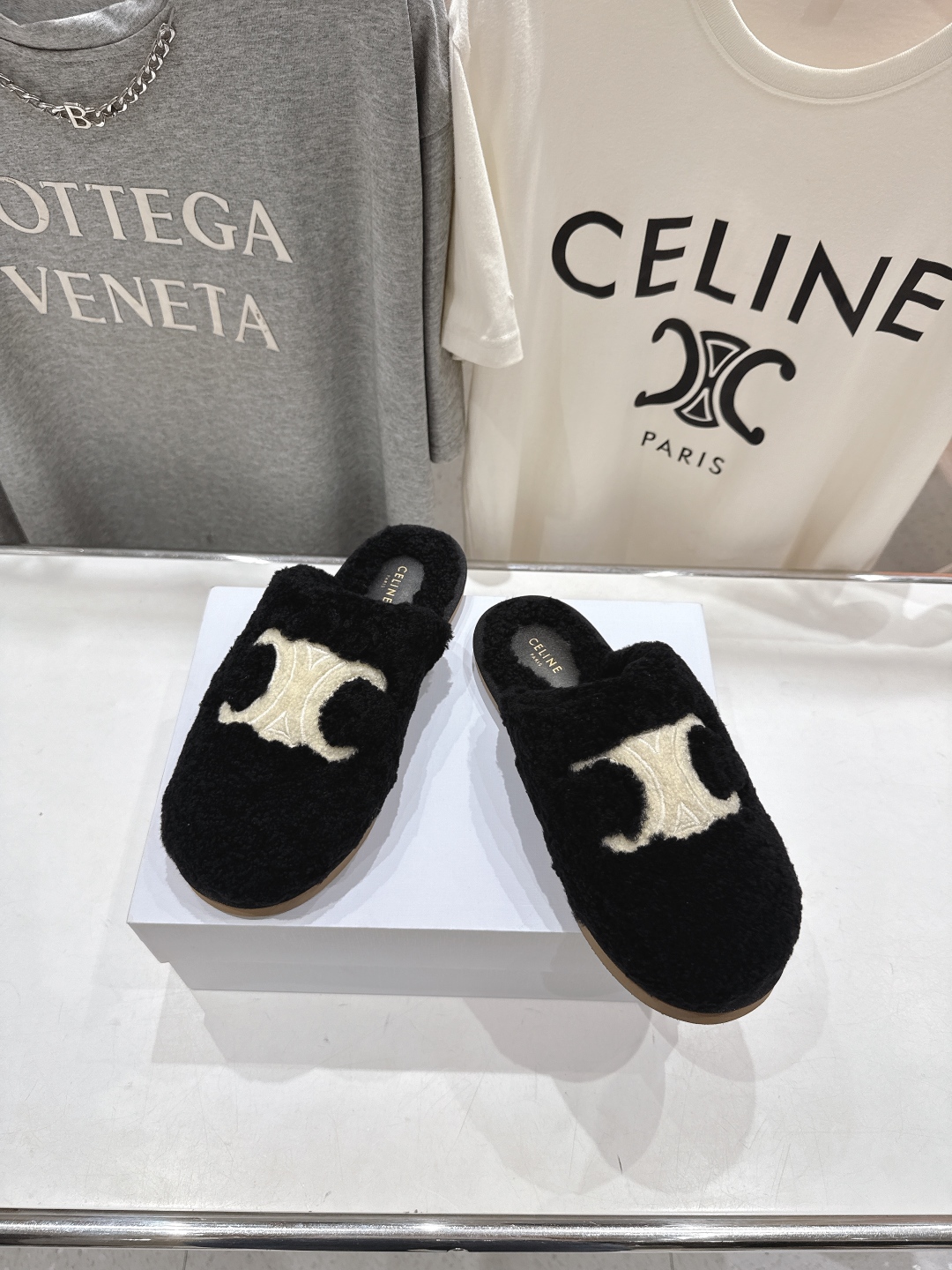 高版本出厂
  Celine/塞琳 2025ss新款平底勃肯半包羊毛拖鞋🐏，上脚非常舒适保暖
这一季的赛