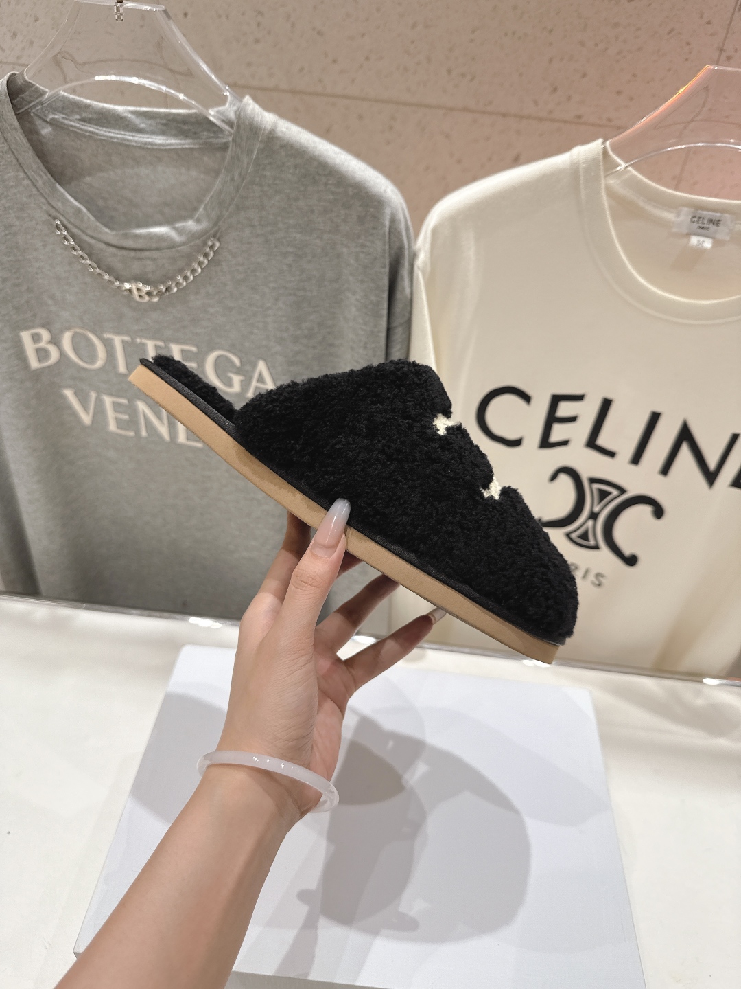 高版本出厂
  Celine/塞琳 2025ss新款平底勃肯半包羊毛拖鞋🐏，上脚非常舒适保暖
这一季的赛