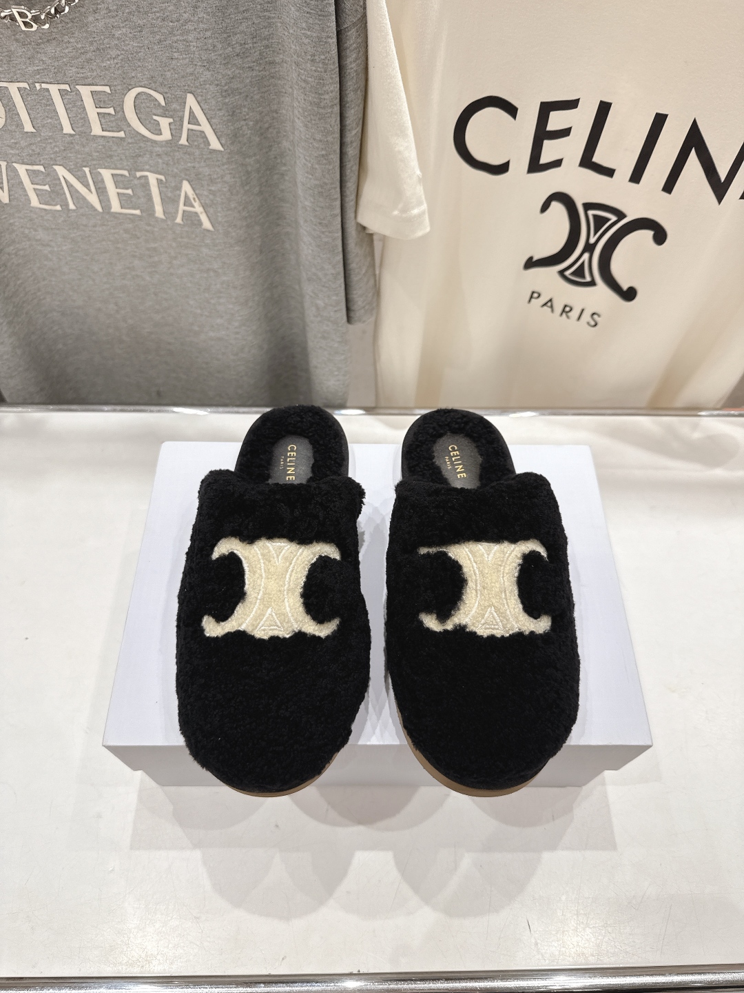 高版本出厂
  Celine/塞琳 2025ss新款平底勃肯半包羊毛拖鞋🐏，上脚非常舒适保暖
这一季的赛