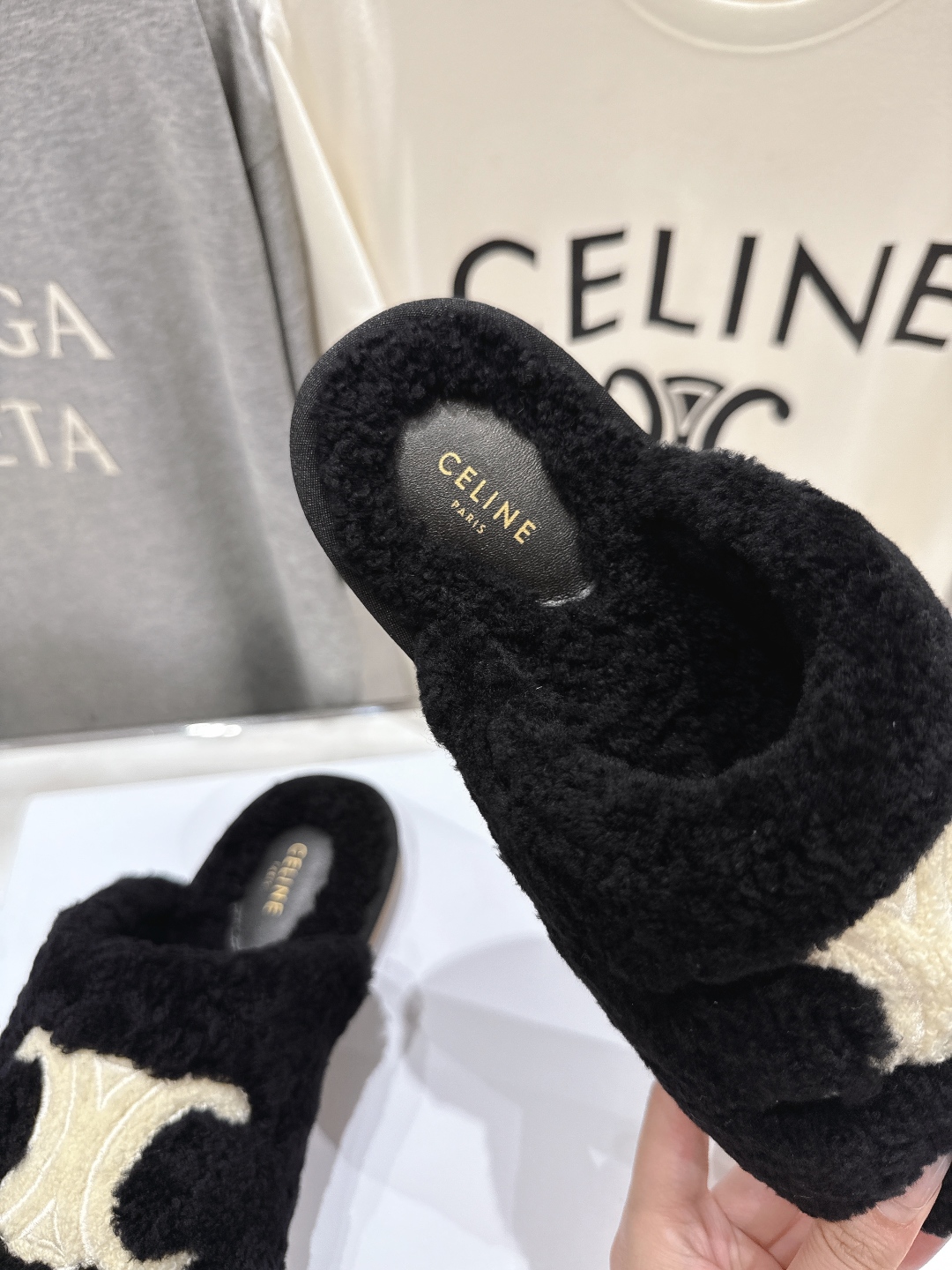 高版本出厂
  Celine/塞琳 2025ss新款平底勃肯半包羊毛拖鞋🐏，上脚非常舒适保暖
这一季的赛