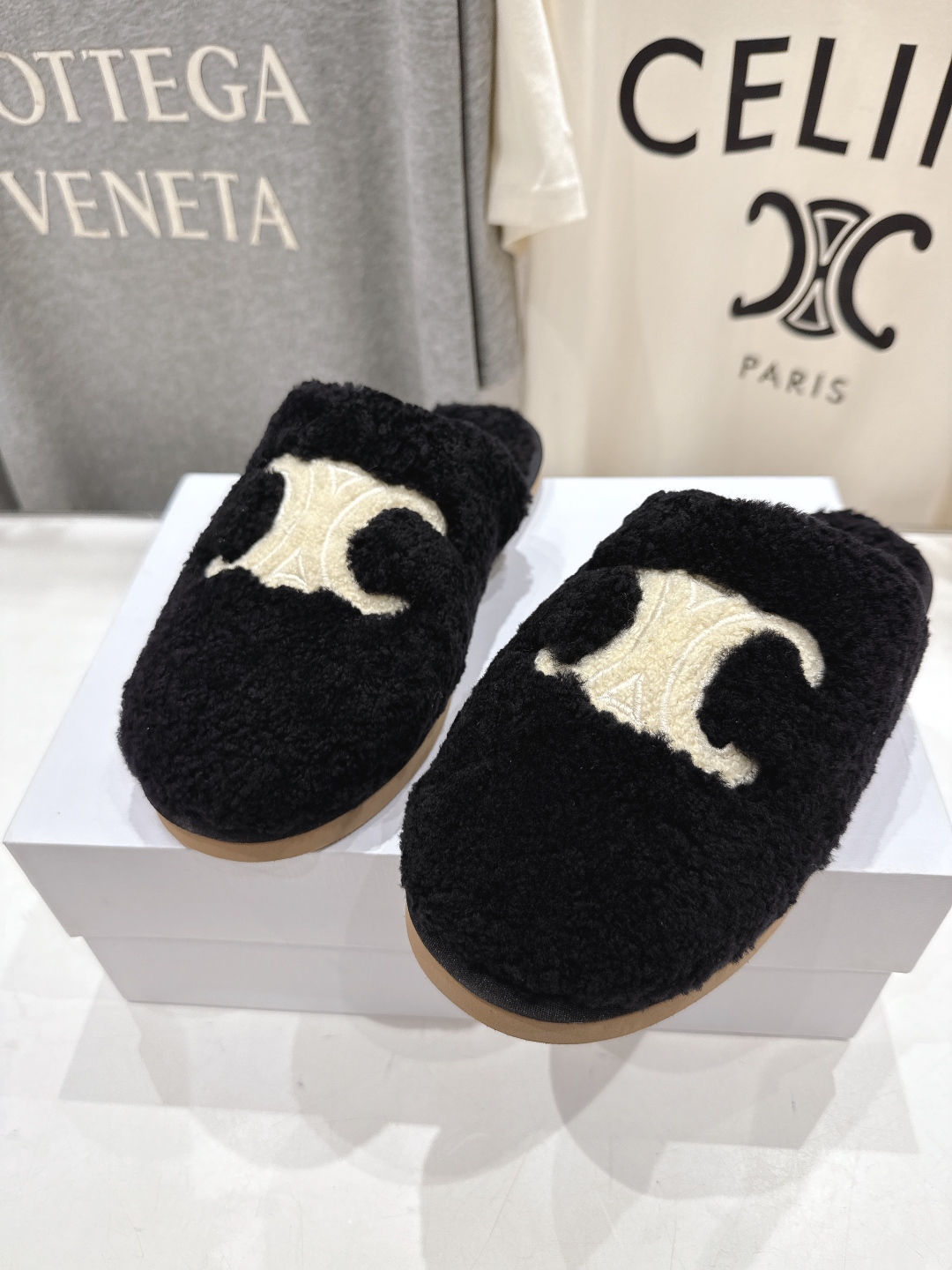 高版本出厂
  Celine/塞琳 2025ss新款平底勃肯半包羊毛拖鞋🐏，上脚非常舒适保暖
这一季的赛