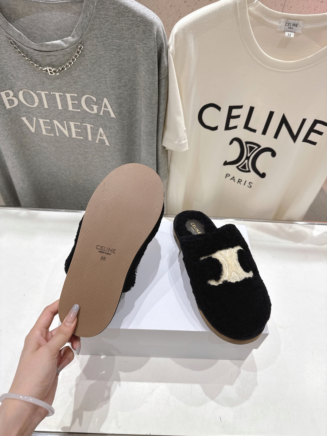 高版本出厂
  Celine/塞琳 2025ss新款平底勃肯半包羊毛拖鞋🐏，上脚非常舒适保暖
这一季的赛