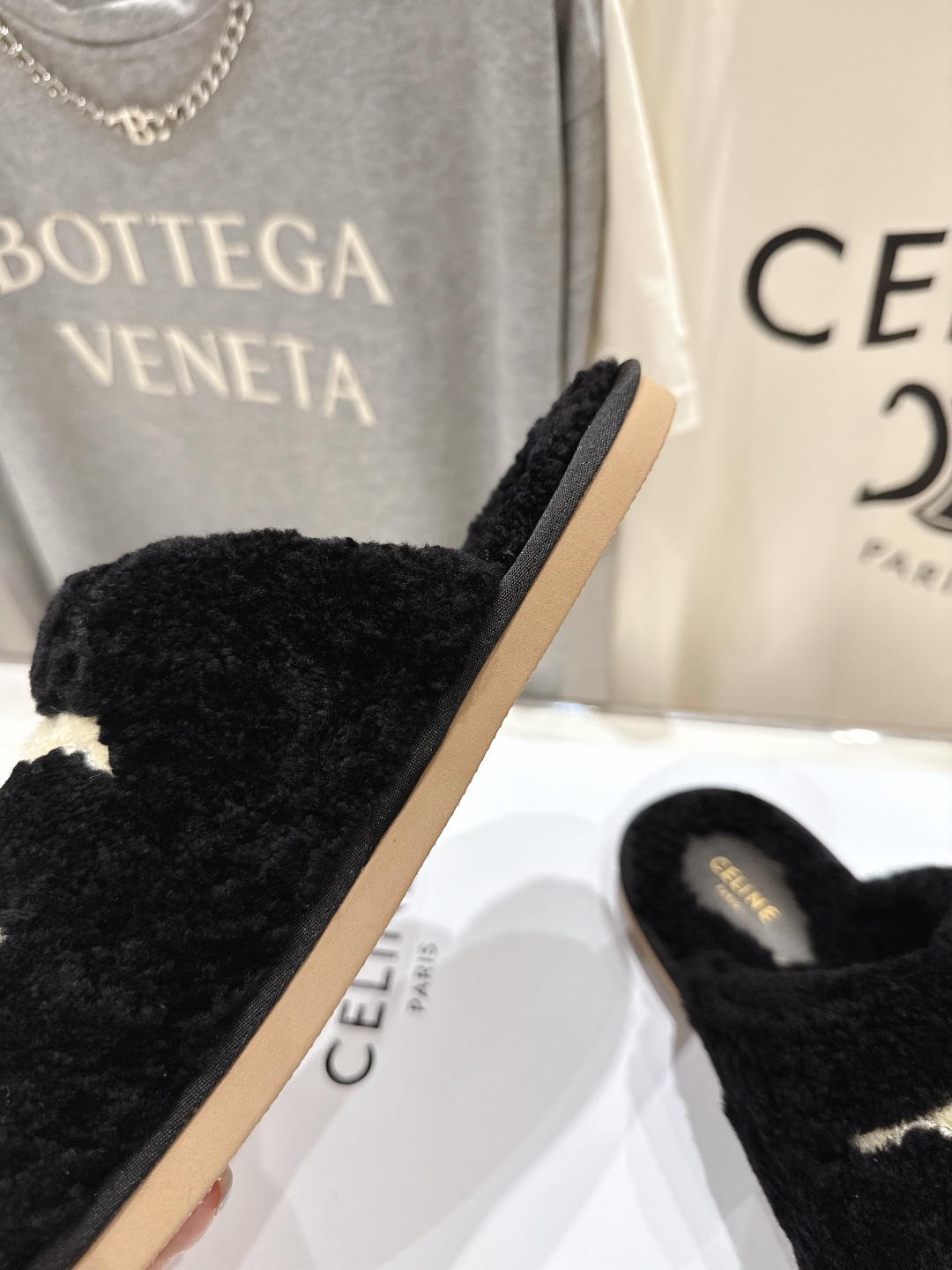 高版本出厂
  Celine/塞琳 2025ss新款平底勃肯半包羊毛拖鞋🐏，上脚非常舒适保暖
这一季的赛
