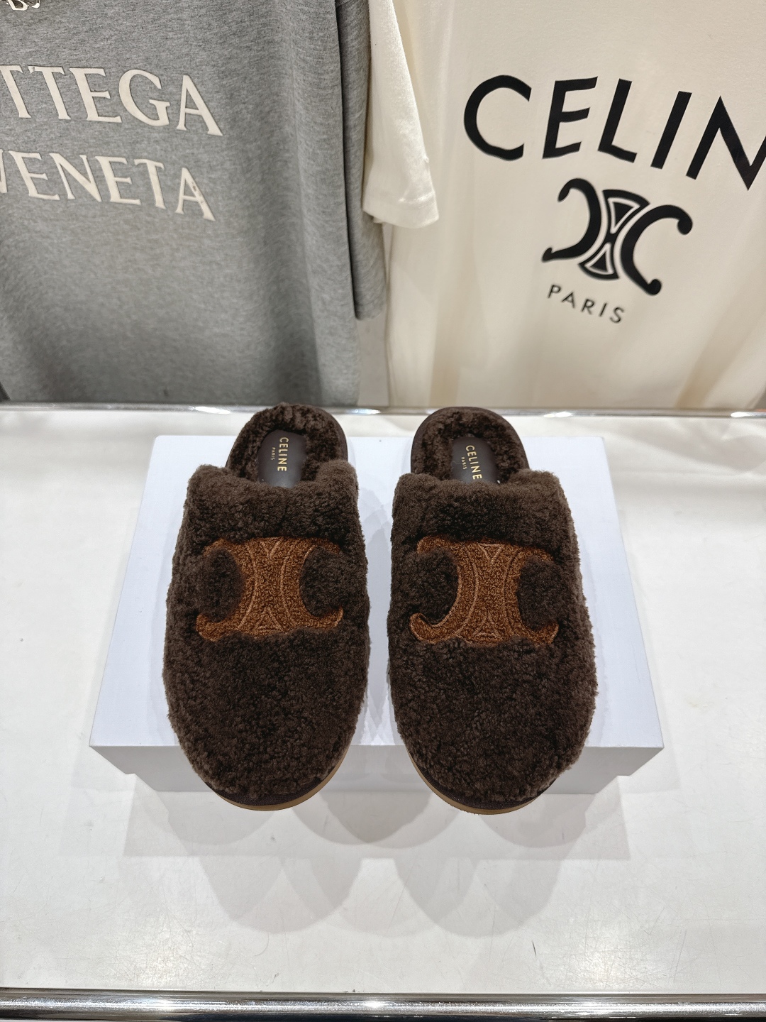 高版本出厂
  Celine/塞琳 2025ss新款平底勃肯半包羊毛拖鞋🐏，上脚非常舒适保暖
这一季的赛