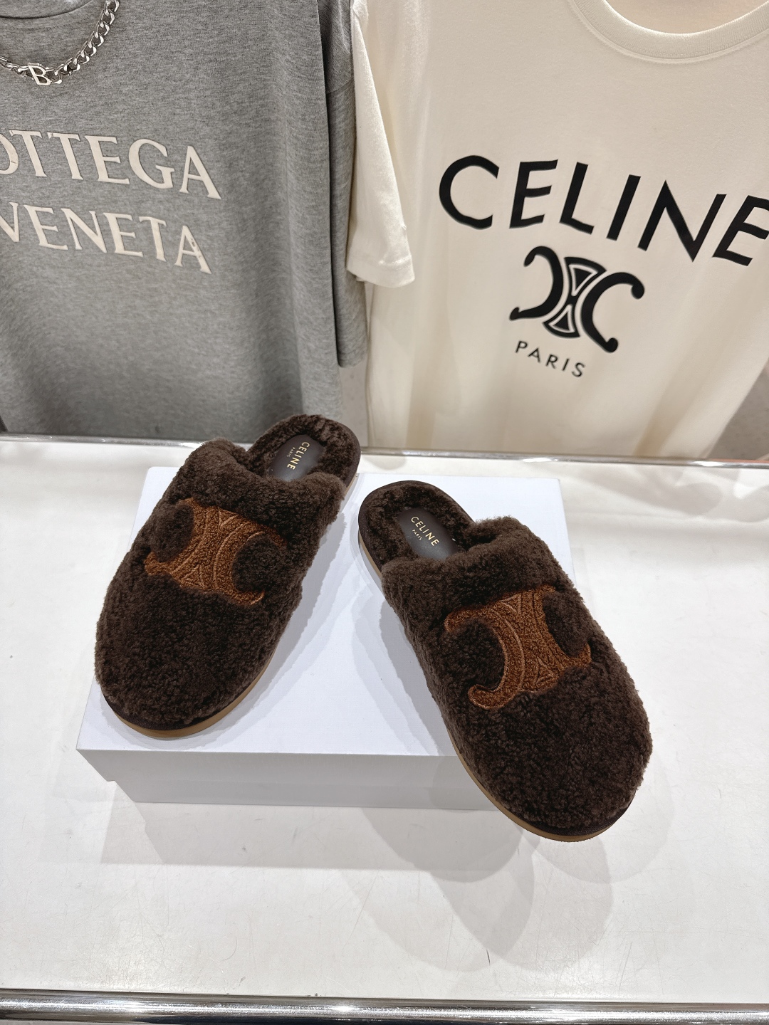 高版本出厂
  Celine/塞琳 2025ss新款平底勃肯半包羊毛拖鞋🐏，上脚非常舒适保暖
这一季的赛