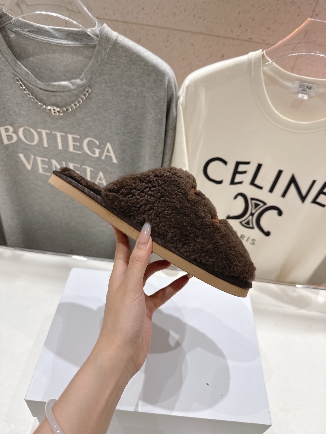 高版本出厂
  Celine/塞琳 2025ss新款平底勃肯半包羊毛拖鞋🐏，上脚非常舒适保暖
这一季的赛