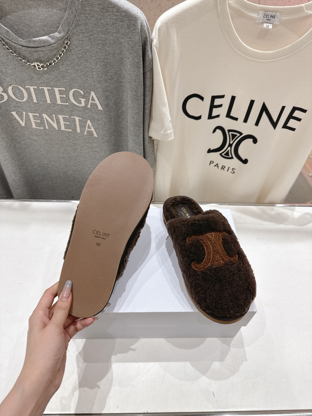 高版本出厂
  Celine/塞琳 2025ss新款平底勃肯半包羊毛拖鞋🐏，上脚非常舒适保暖
这一季的赛