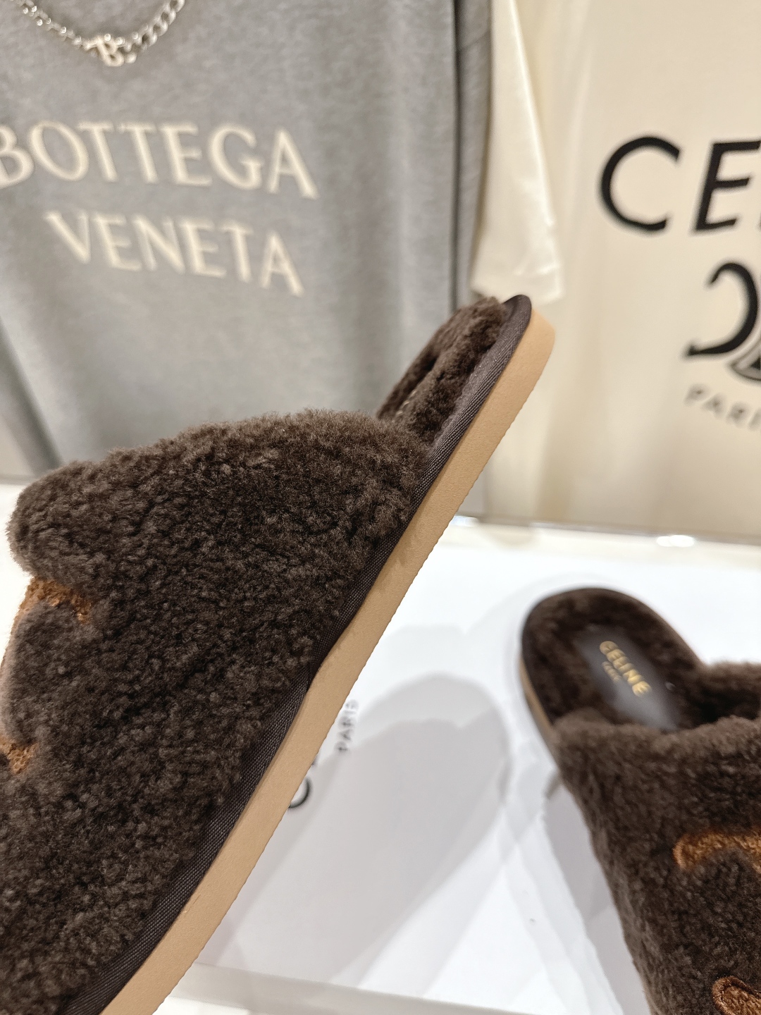 高版本出厂
  Celine/塞琳 2025ss新款平底勃肯半包羊毛拖鞋🐏，上脚非常舒适保暖
这一季的赛