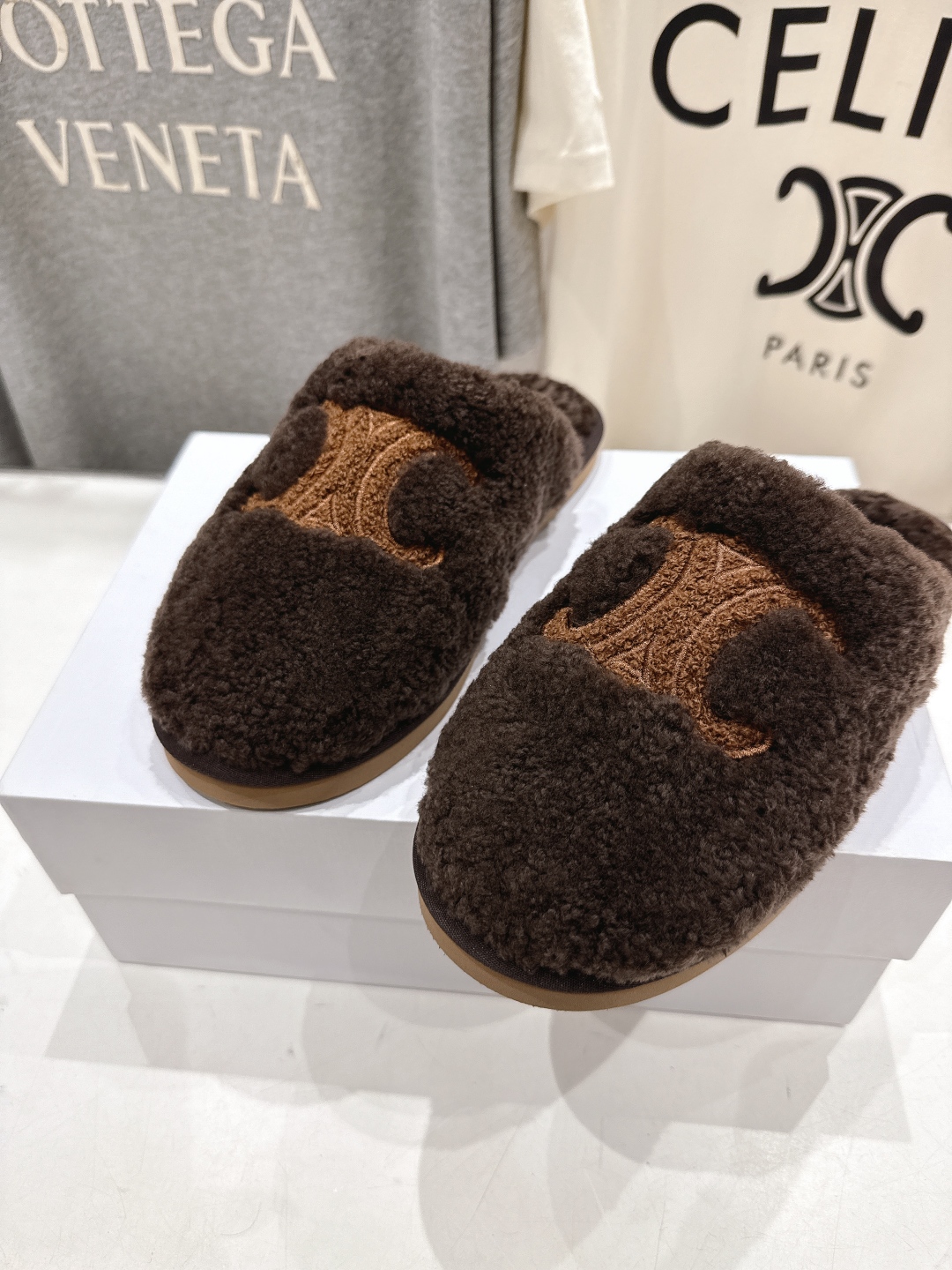 高版本出厂
  Celine/塞琳 2025ss新款平底勃肯半包羊毛拖鞋🐏，上脚非常舒适保暖
这一季的赛