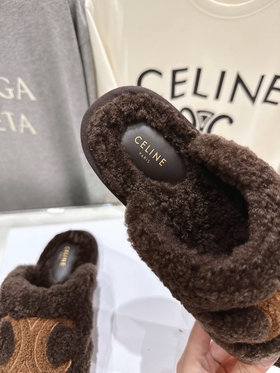 高版本出厂
  Celine/塞琳 2025ss新款平底勃肯半包羊毛拖鞋🐏，上脚非常舒适保暖
这一季的赛