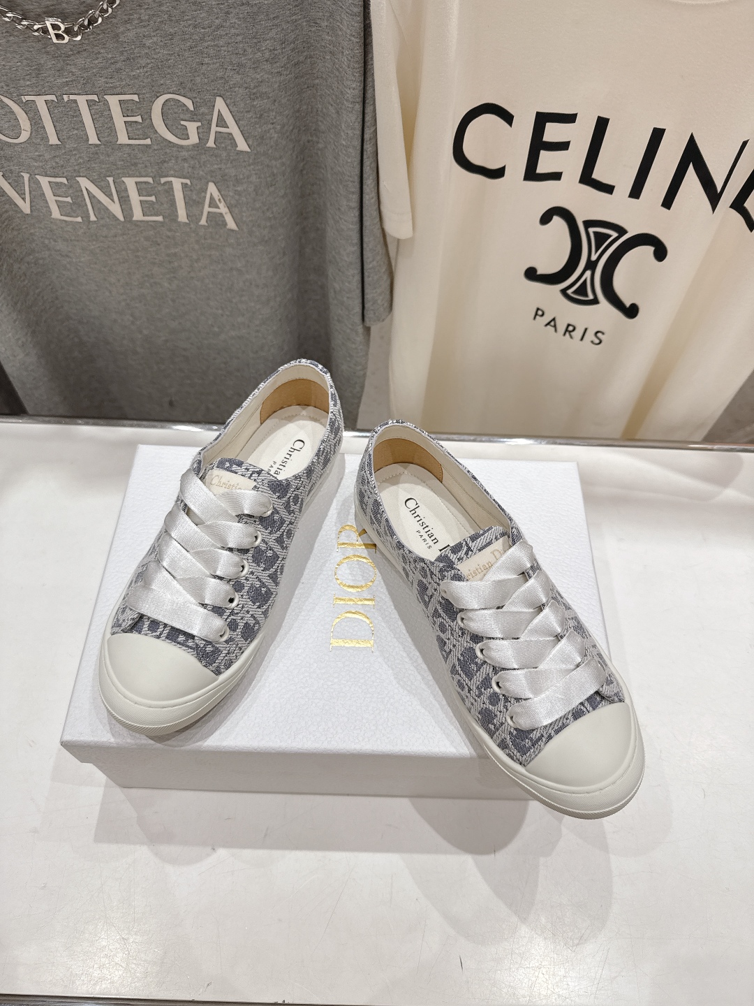 高版本出厂
  Dior/迪奥D家2025ss新款系带真丝帆布鞋休闲鞋
原版购入开发 做货 这款真丝面休