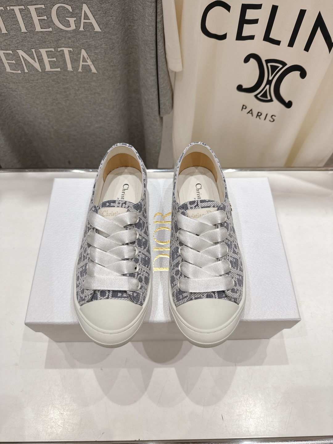 高版本出厂
  Dior/迪奥D家2025ss新款系带真丝帆布鞋休闲鞋
原版购入开发 做货 这款真丝面休