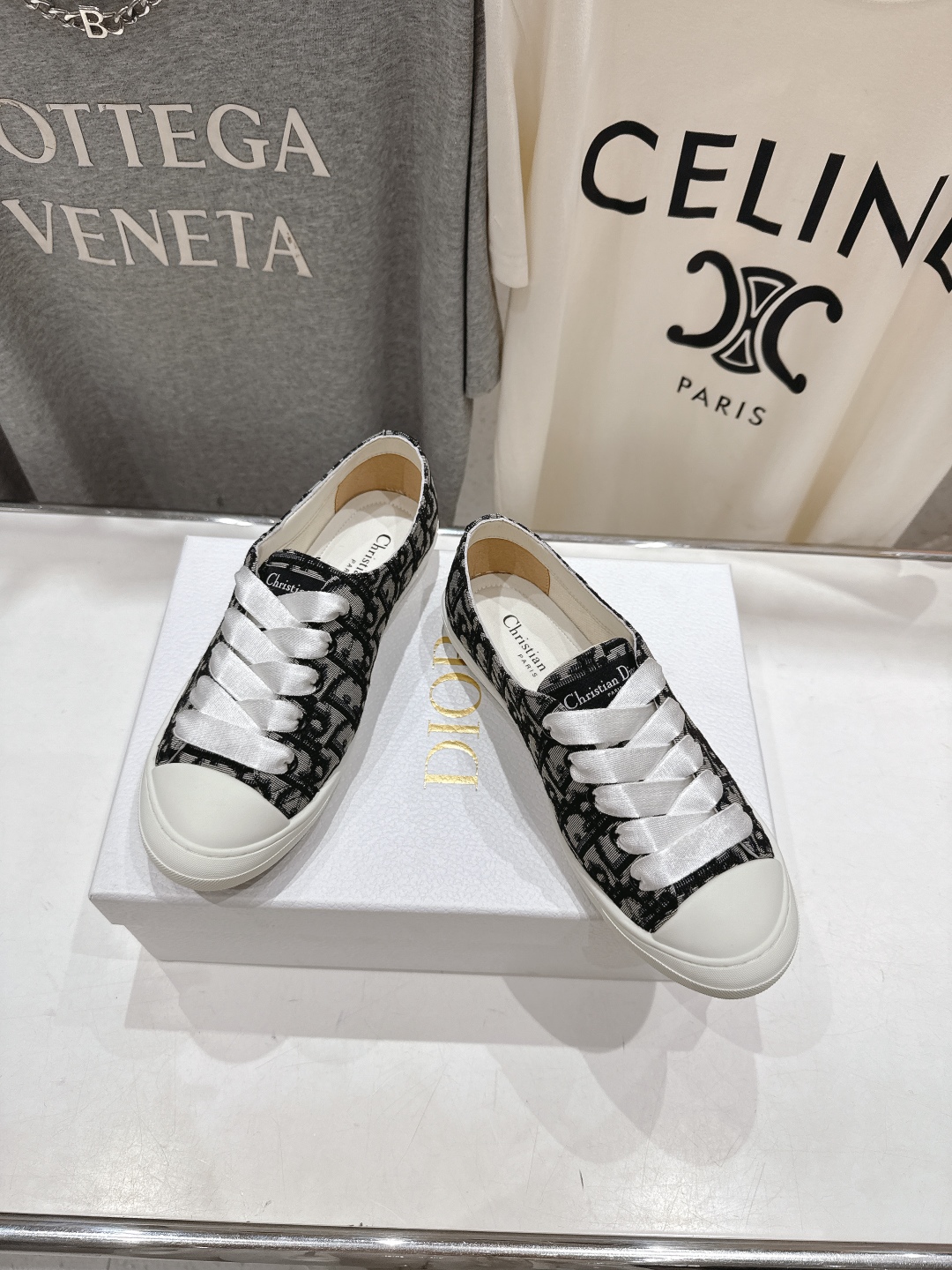 高版本出厂
  Dior/迪奥D家2025ss新款系带真丝帆布鞋休闲鞋
原版购入开发 做货 这款真丝面休