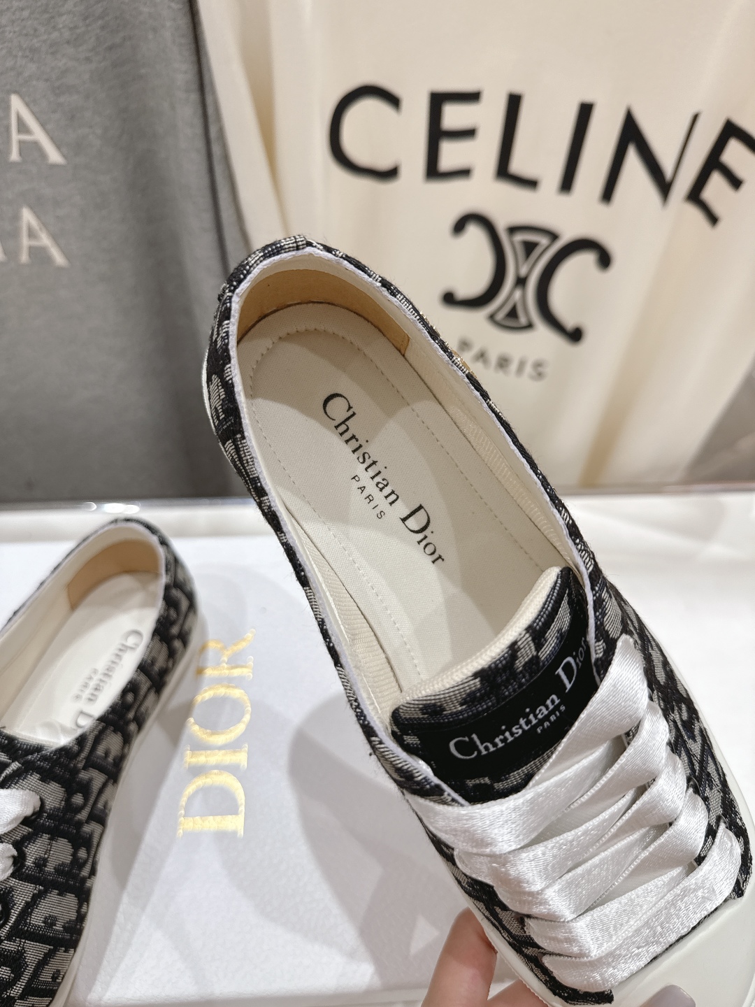 高版本出厂
  Dior/迪奥D家2025ss新款系带真丝帆布鞋休闲鞋
原版购入开发 做货 这款真丝面休