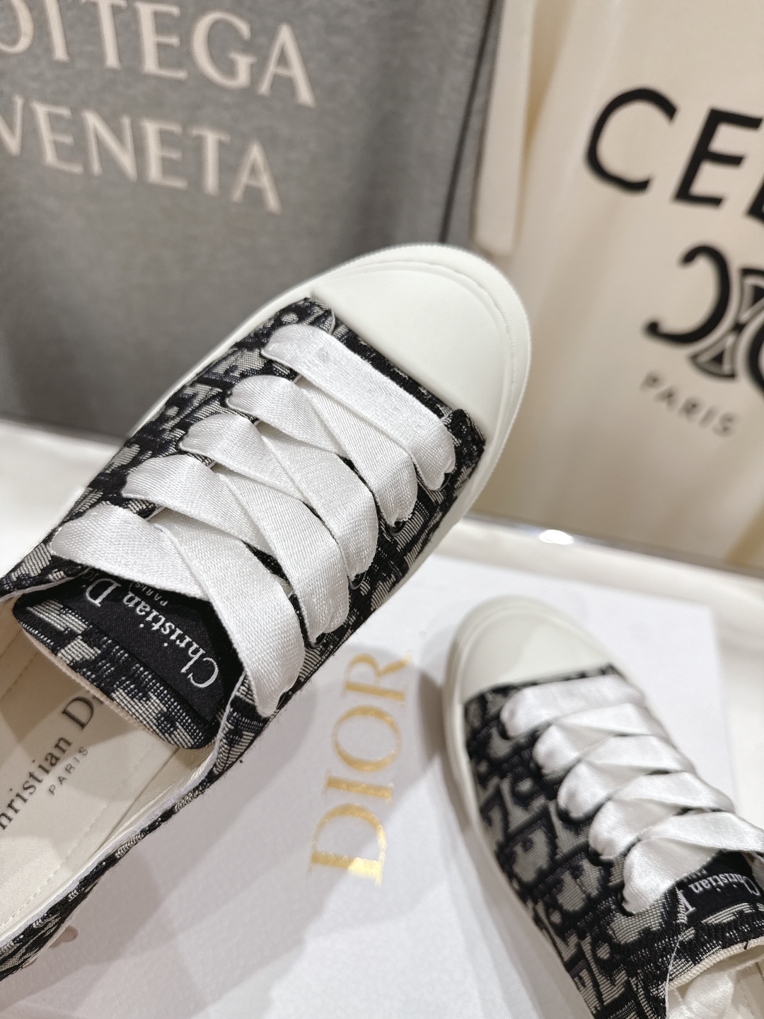高版本出厂
  Dior/迪奥D家2025ss新款系带真丝帆布鞋休闲鞋
原版购入开发 做货 这款真丝面休