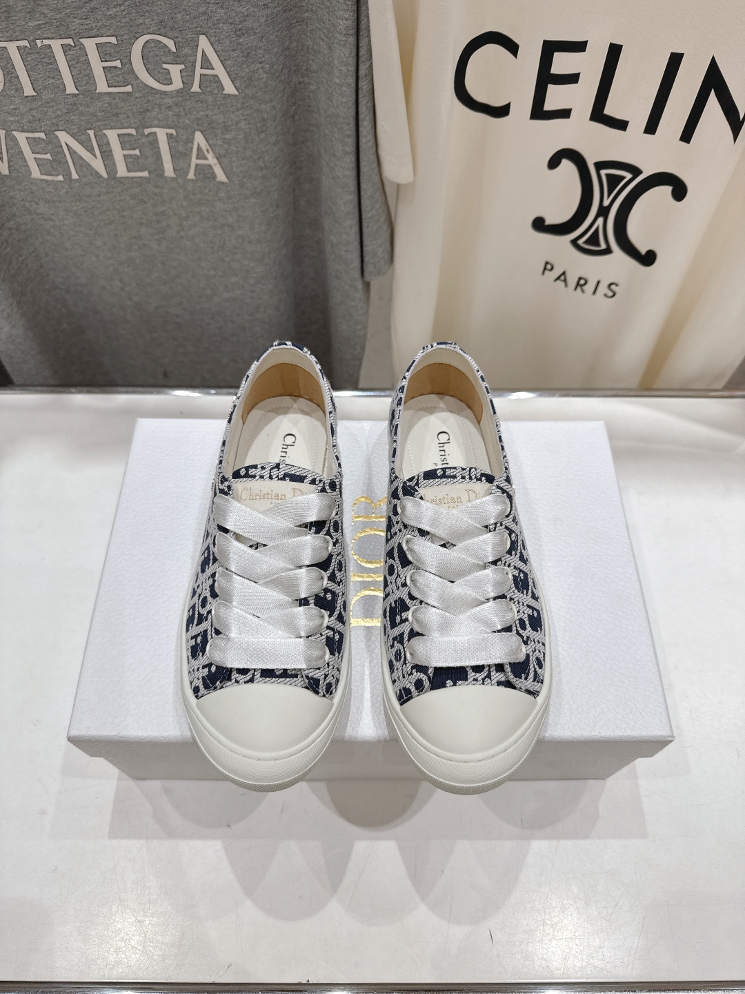 高版本出厂
  Dior/迪奥D家2025ss新款系带真丝帆布鞋休闲鞋
原版购入开发 做货 这款真丝面休