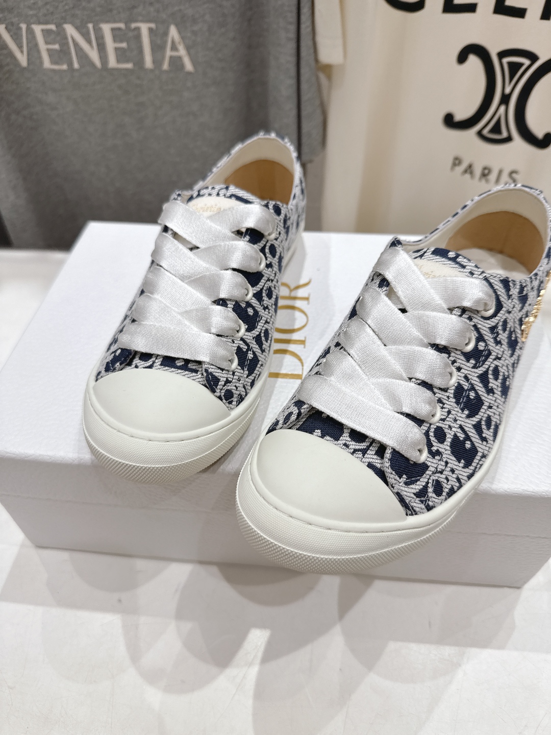 高版本出厂
  Dior/迪奥D家2025ss新款系带真丝帆布鞋休闲鞋
原版购入开发 做货 这款真丝面休