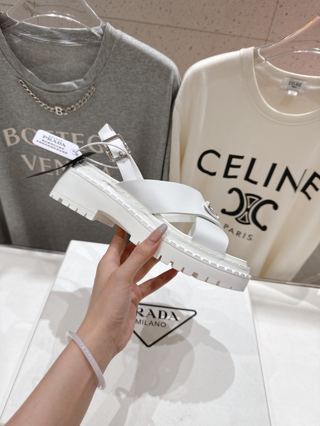 高版本出厂
 Prada/普拉达2025ss夏季新款沙滩厚底勃肯凉鞋
这个鞋型真的属于经典不会过时的设计