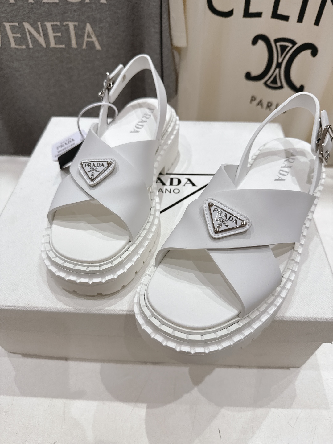 高版本出厂
 Prada/普拉达2025ss夏季新款沙滩厚底勃肯凉鞋
这个鞋型真的属于经典不会过时的设计