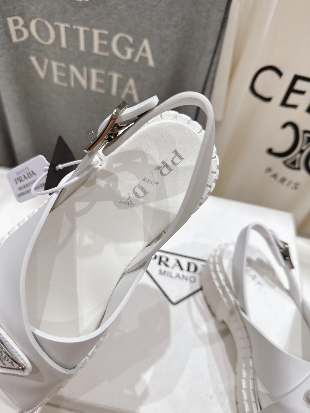 高版本出厂
 Prada/普拉达2025ss夏季新款沙滩厚底勃肯凉鞋
这个鞋型真的属于经典不会过时的设计