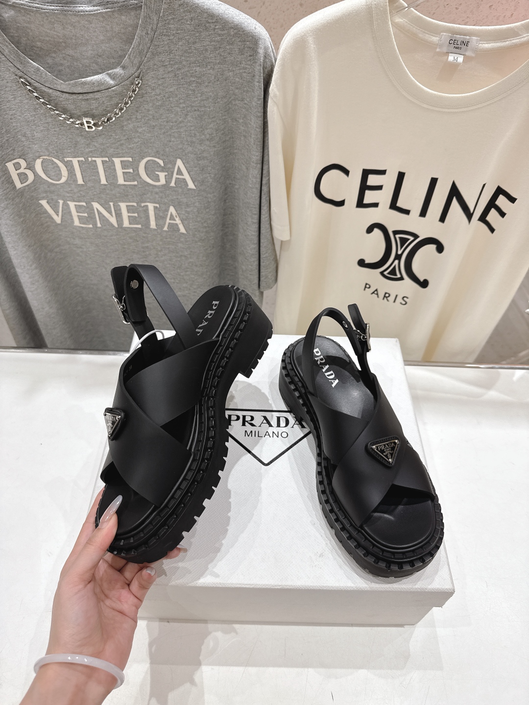 高版本出厂
 Prada/普拉达2025ss夏季新款沙滩厚底勃肯凉鞋
这个鞋型真的属于经典不会过时的设计