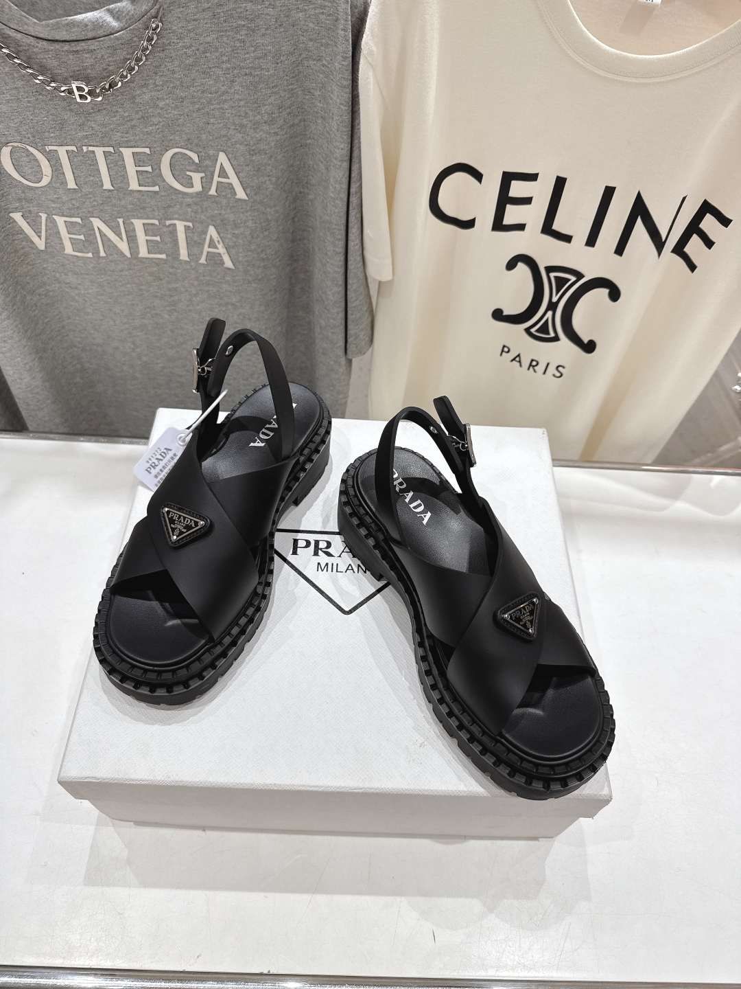 高版本出厂
 Prada/普拉达2025ss夏季新款沙滩厚底勃肯凉鞋
这个鞋型真的属于经典不会过时的设计