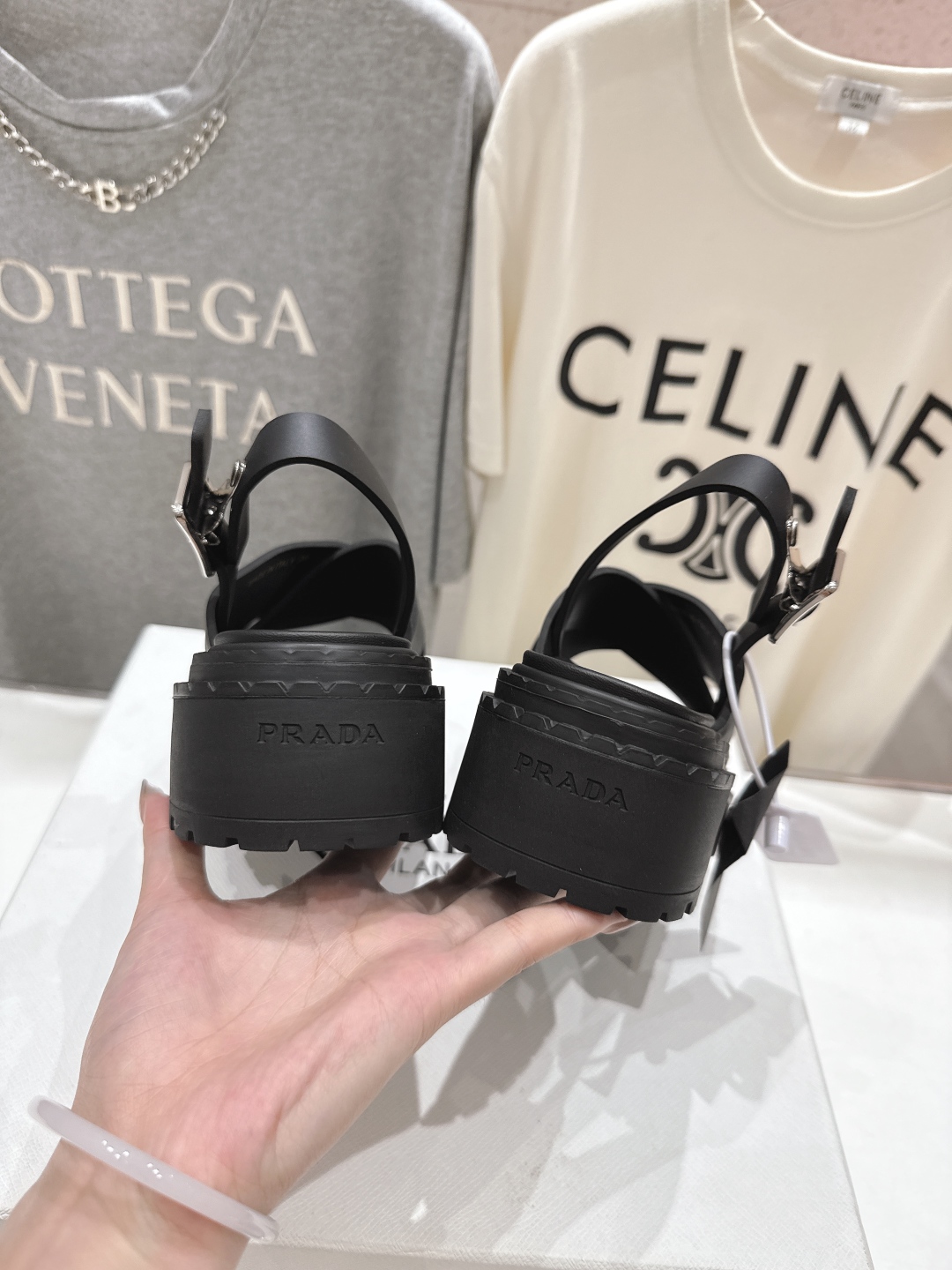 高版本出厂
 Prada/普拉达2025ss夏季新款沙滩厚底勃肯凉鞋
这个鞋型真的属于经典不会过时的设计