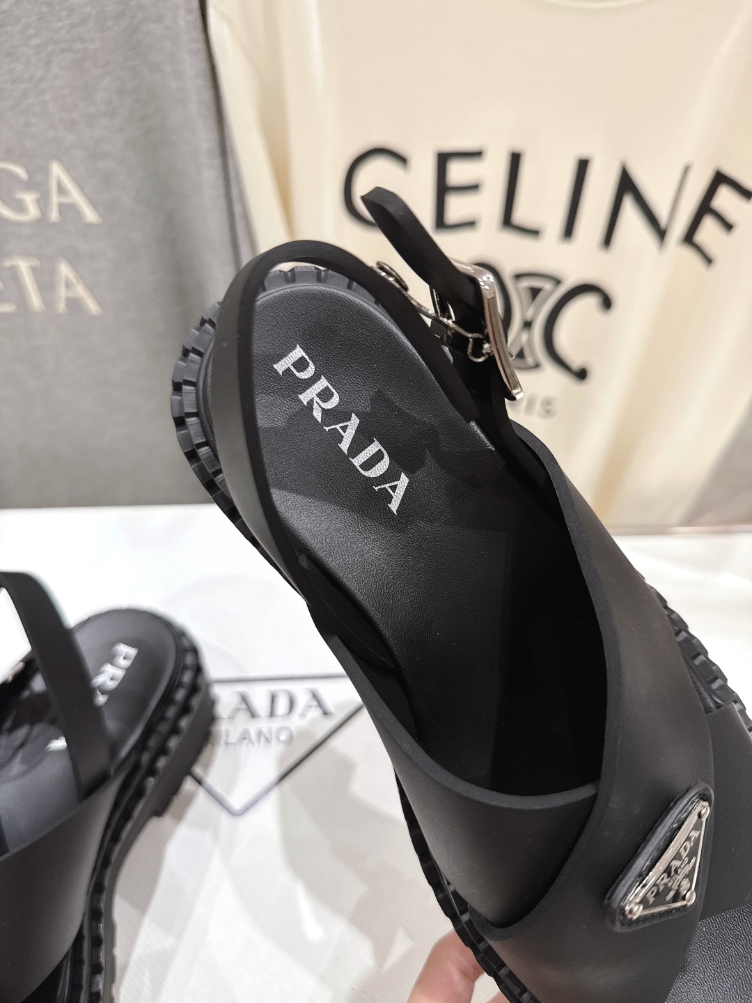 高版本出厂
 Prada/普拉达2025ss夏季新款沙滩厚底勃肯凉鞋
这个鞋型真的属于经典不会过时的设计