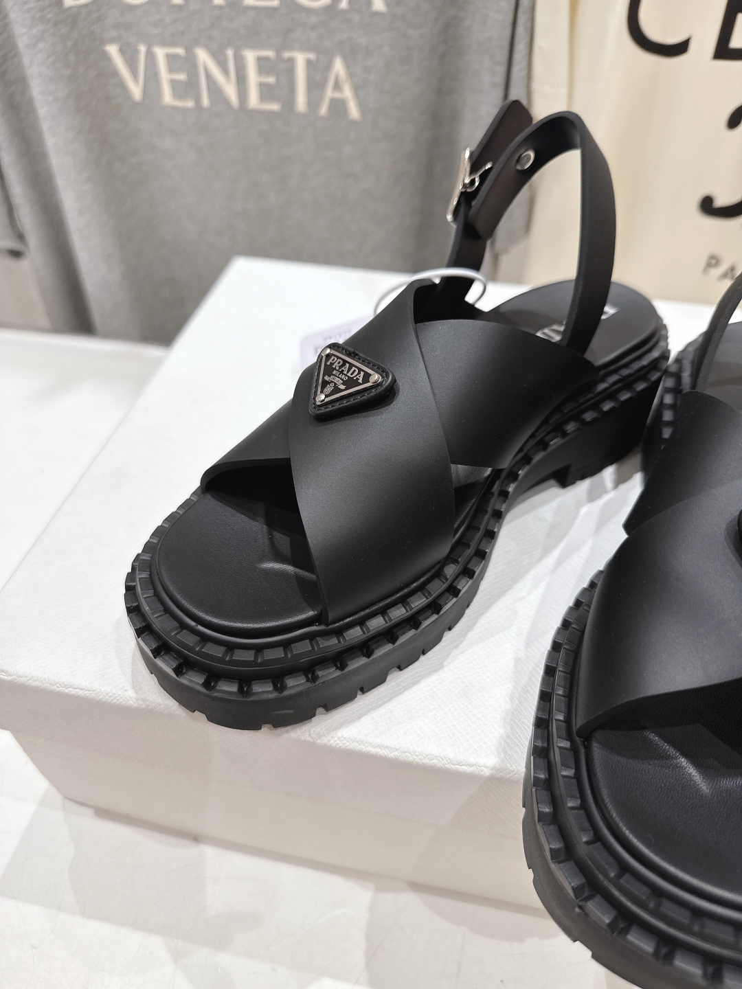 高版本出厂
 Prada/普拉达2025ss夏季新款沙滩厚底勃肯凉鞋
这个鞋型真的属于经典不会过时的设计