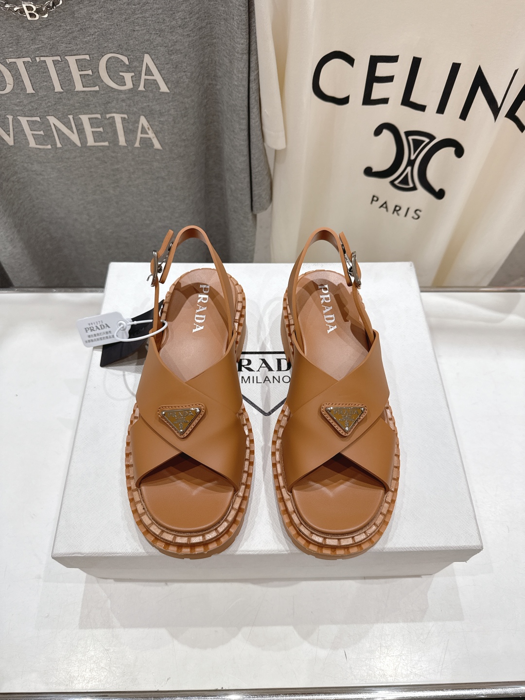 高版本出厂
 Prada/普拉达2025ss夏季新款沙滩厚底勃肯凉鞋
这个鞋型真的属于经典不会过时的设计
