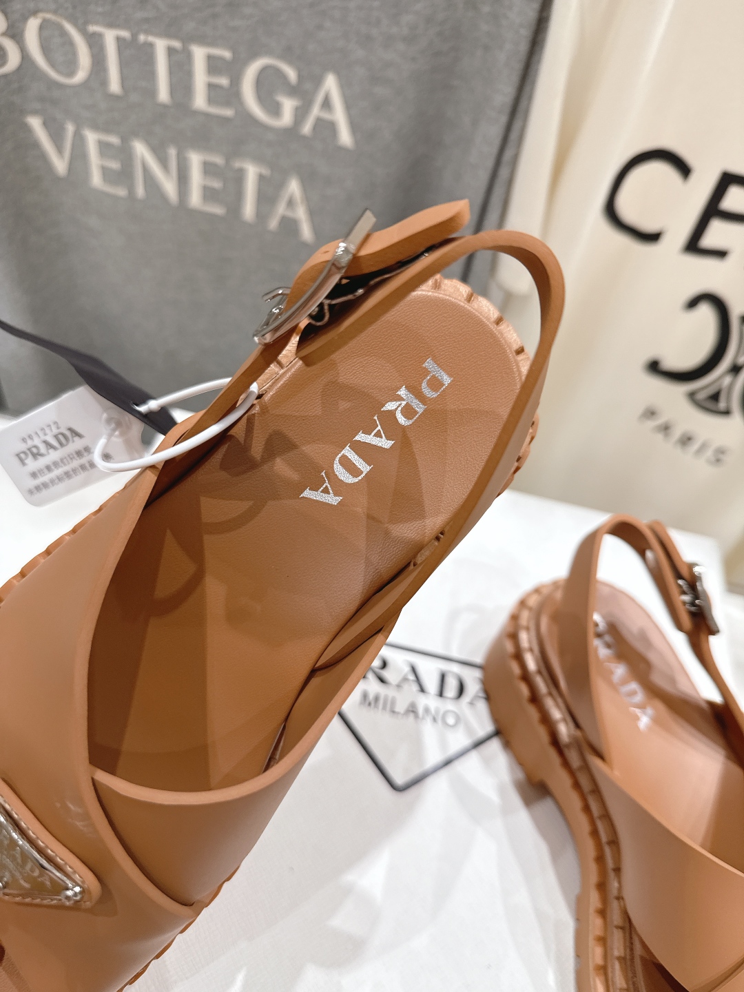 高版本出厂
 Prada/普拉达2025ss夏季新款沙滩厚底勃肯凉鞋
这个鞋型真的属于经典不会过时的设计
