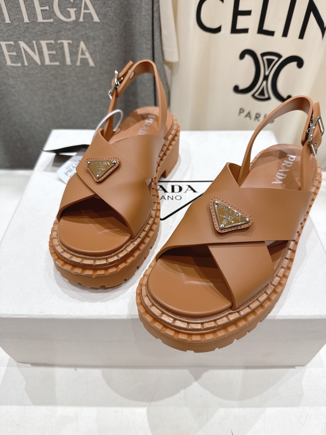 高版本出厂
 Prada/普拉达2025ss夏季新款沙滩厚底勃肯凉鞋
这个鞋型真的属于经典不会过时的设计
