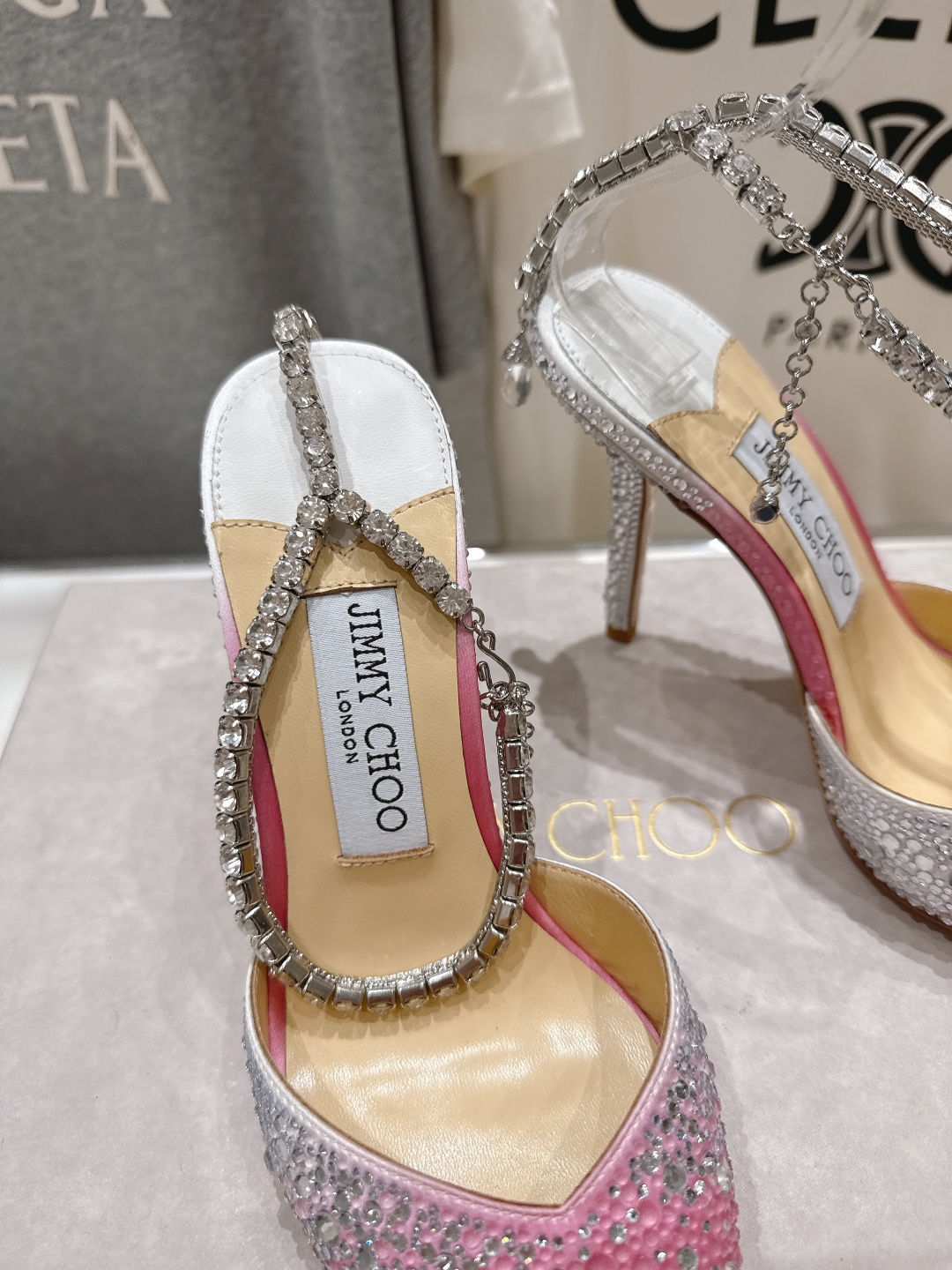 高版本出厂
  JIMMY CHOO*｜JC/吉米周2025ss夏季新款烫钻高跟凉鞋

原版套楦，完美的