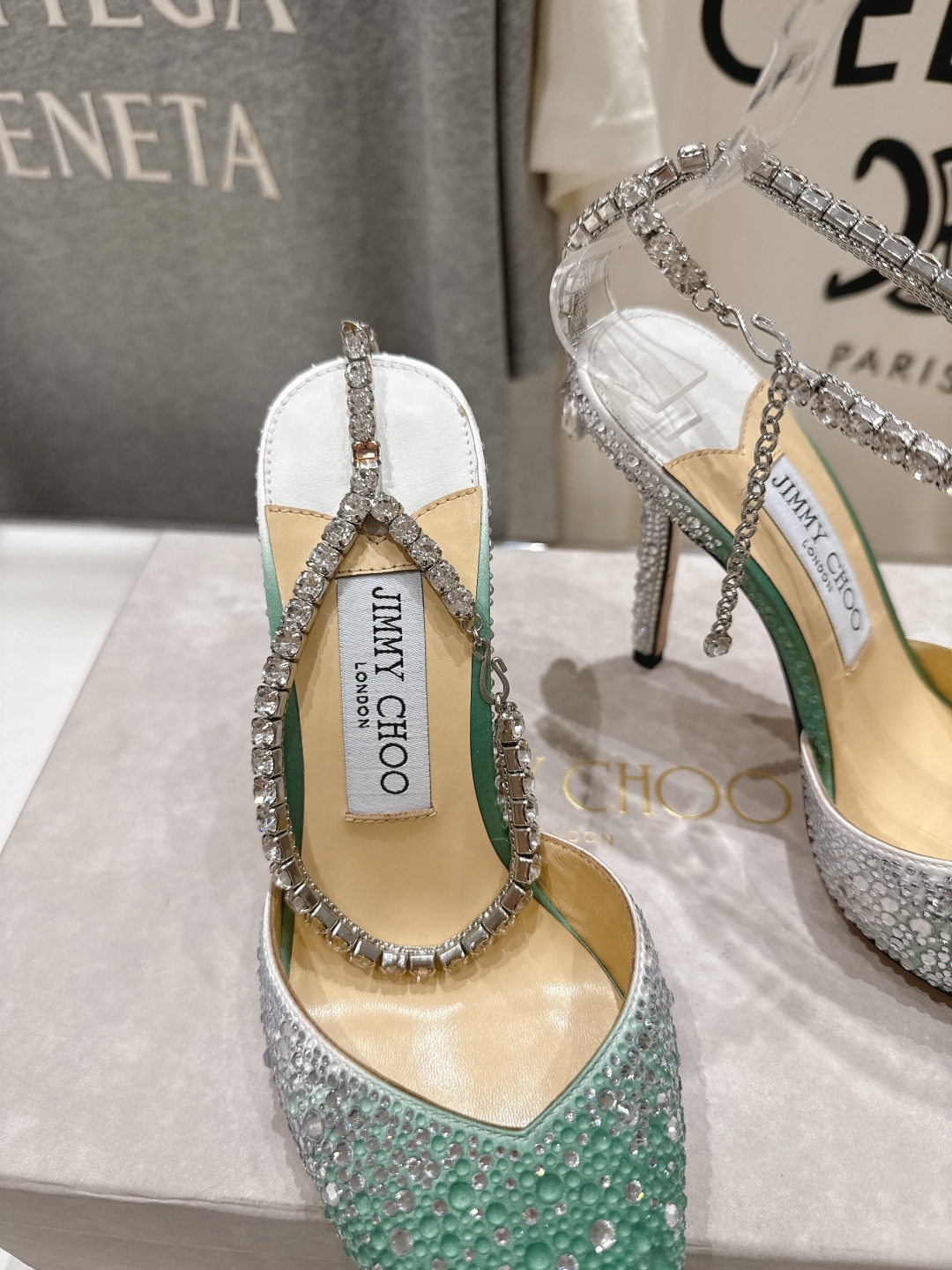 高版本出厂
  JIMMY CHOO*｜JC/吉米周2025ss夏季新款烫钻高跟凉鞋

原版套楦，完美的