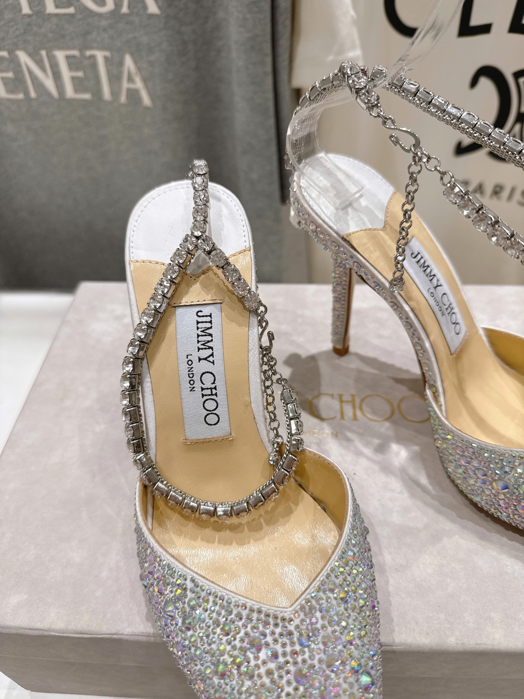 高版本出厂
  JIMMY CHOO*｜JC/吉米周2025ss夏季新款烫钻高跟凉鞋

原版套楦，完美的