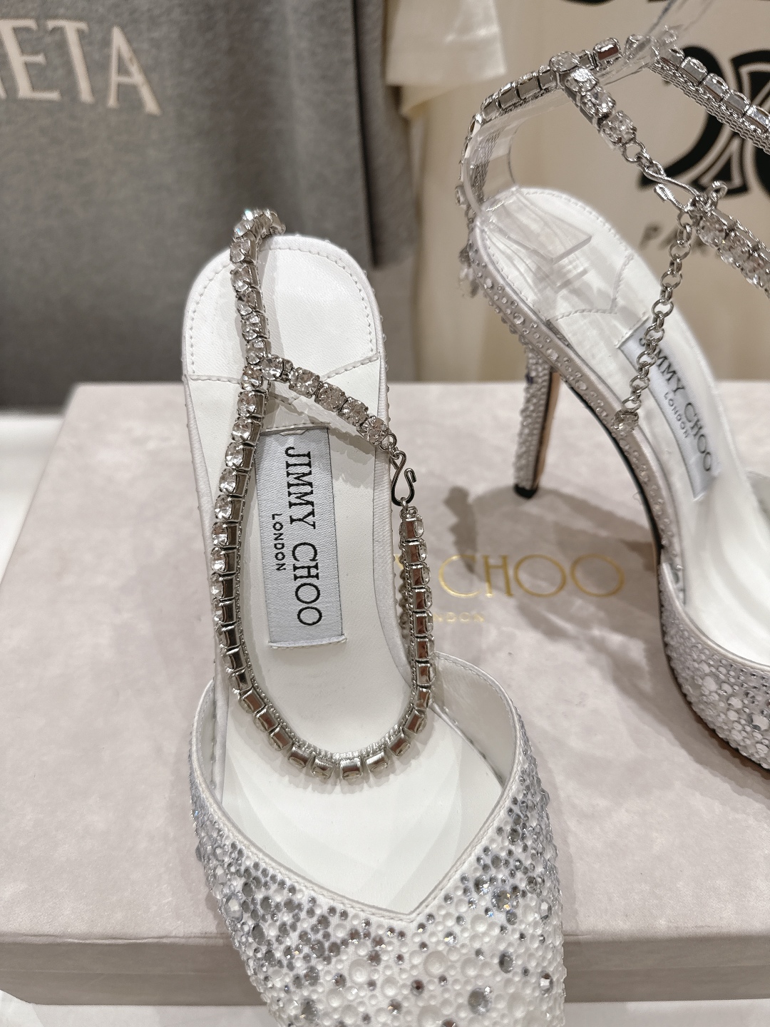 高版本出厂
  JIMMY CHOO*｜JC/吉米周2025ss夏季新款烫钻高跟凉鞋

原版套楦，完美的