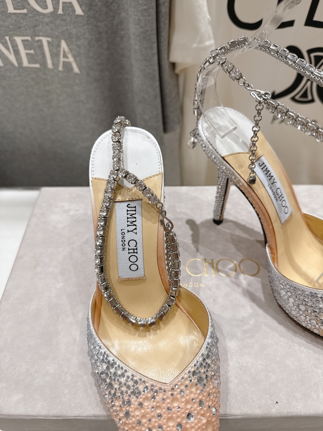 高版本出厂
  JIMMY CHOO*｜JC/吉米周2025ss夏季新款烫钻高跟凉鞋

原版套楦，完美的