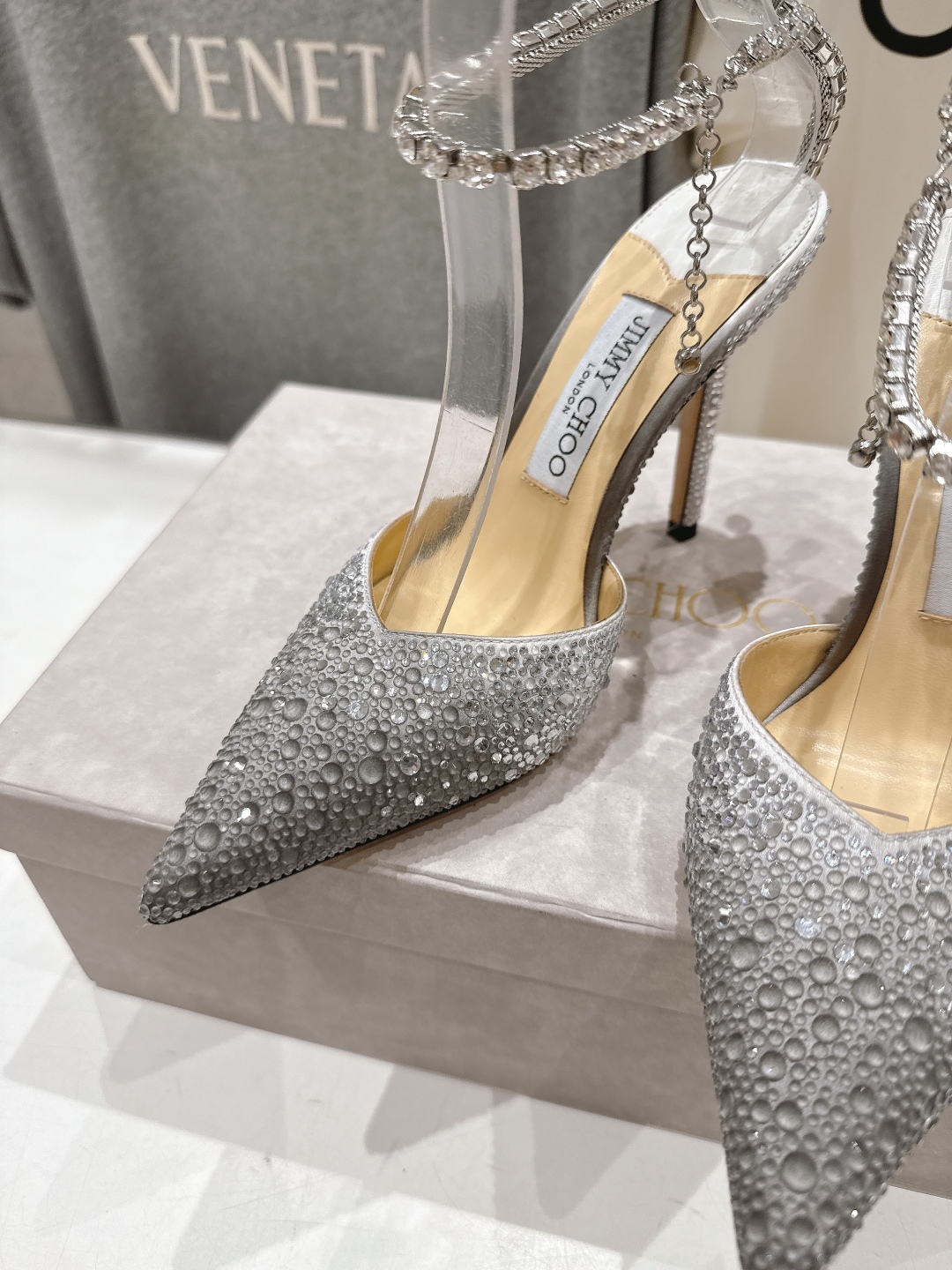 高版本出厂
  JIMMY CHOO*｜JC/吉米周2025ss夏季新款烫钻高跟凉鞋

原版套楦，完美的