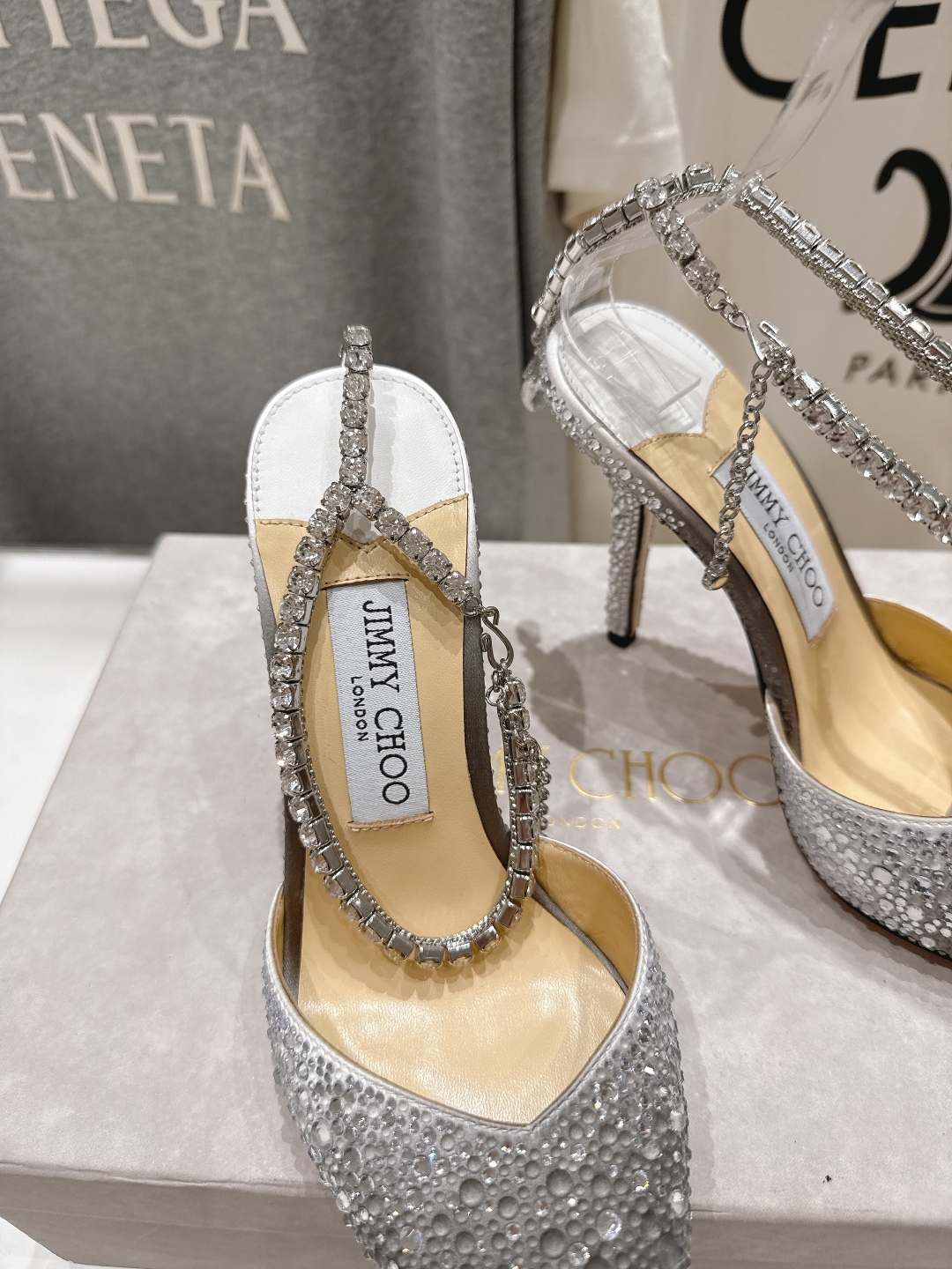 高版本出厂
  JIMMY CHOO*｜JC/吉米周2025ss夏季新款烫钻高跟凉鞋

原版套楦，完美的