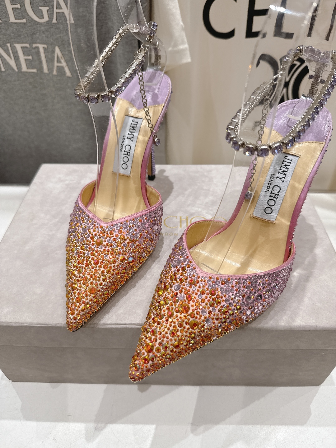 高版本出厂
  JIMMY CHOO*｜JC/吉米周2025ss夏季新款烫钻高跟凉鞋

原版套楦，完美的