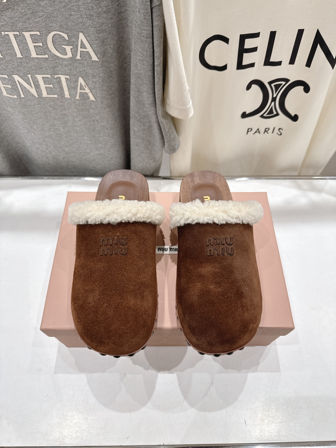 高版本出厂  
  MiuMiu/缪缪2025ss秋冬最新火爆款勃肯穆勒毛毛拖鞋 半包拖

原版倒模楦型