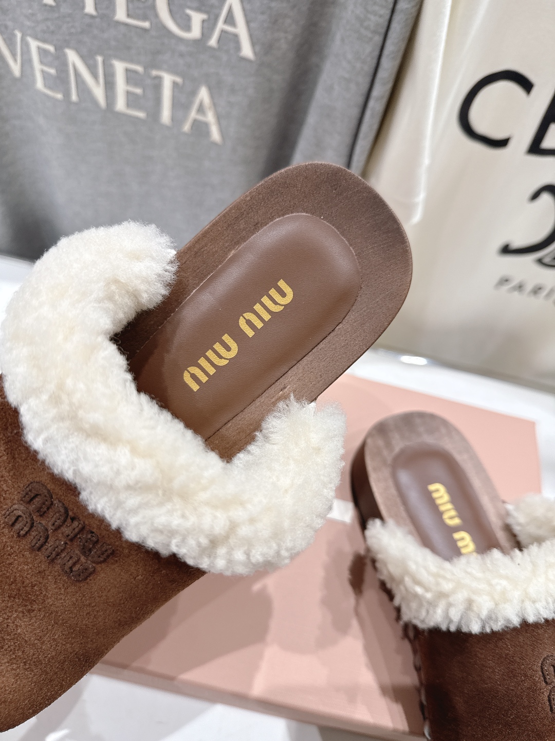 高版本出厂  
  MiuMiu/缪缪2025ss秋冬最新火爆款勃肯穆勒毛毛拖鞋 半包拖

原版倒模楦型
