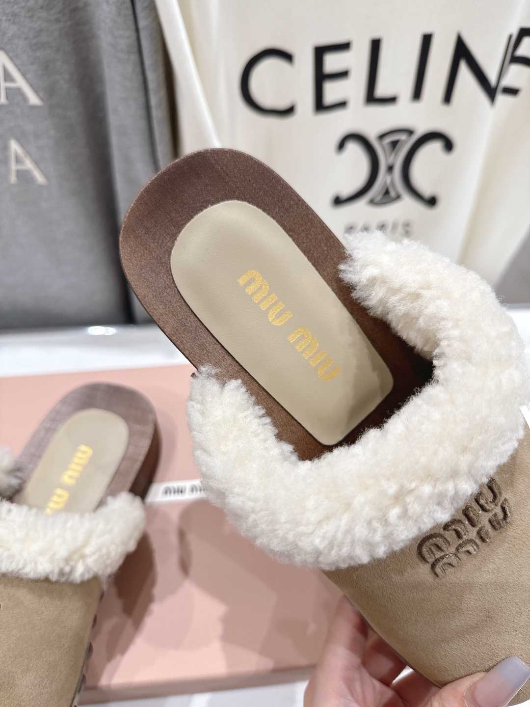 高版本出厂  
  MiuMiu/缪缪2025ss秋冬最新火爆款勃肯穆勒毛毛拖鞋 半包拖

原版倒模楦型