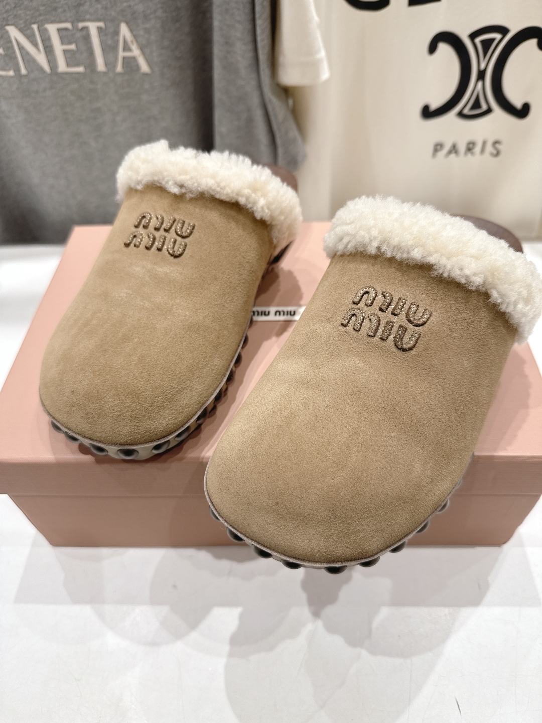 高版本出厂  
  MiuMiu/缪缪2025ss秋冬最新火爆款勃肯穆勒毛毛拖鞋 半包拖

原版倒模楦型